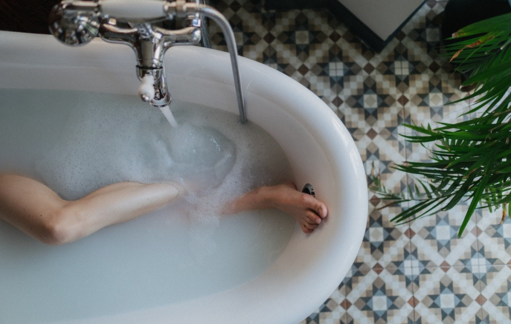 A Manual to Masturbating in the Shower and Bathtub – MysteryVibe