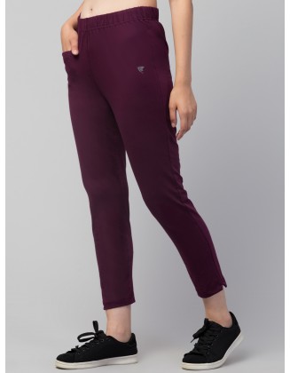 “Curve-Hugging Confidence: Gym-Ready Ladies’ Leggings”