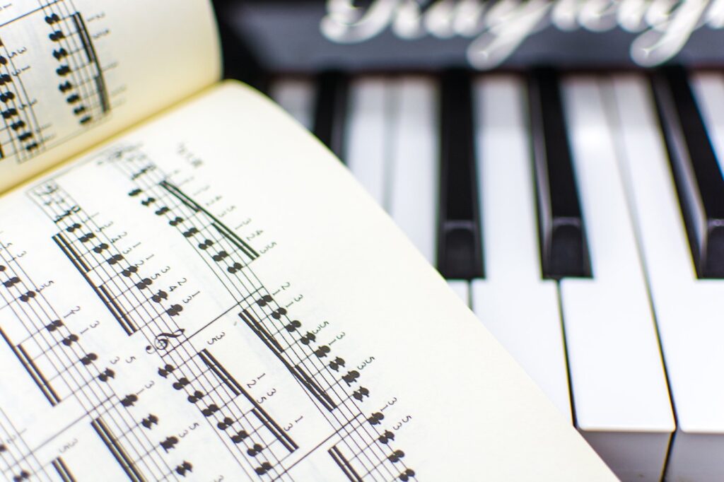 FROM THEORY TO PRACTICE – APPLYING MUSIC THEORY LESSONS TO YOUR PERFORMANCE